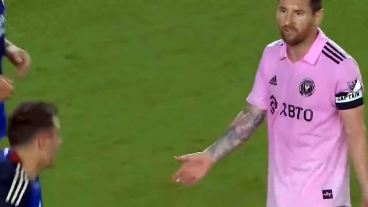 Messi y Santiago Arias siguieron discutiendo por varios segundos hasta llegar al centro del campo.