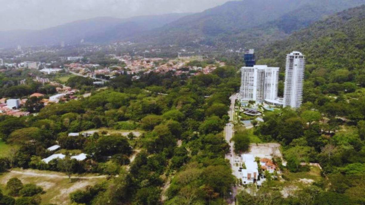 El sitio cercano a la zona de más crecimiento de la ciudad, data del Periodo Clásico Tardío y consta de tres montículos de piedra que son celosamente resguardados por el movimiento cristiano Camino en Rancho El Coco, y que pasan desapercibidos ante los ojos de todo el mundo, ya que la misma naturaleza se encargó de preservarlos y esconderlos.