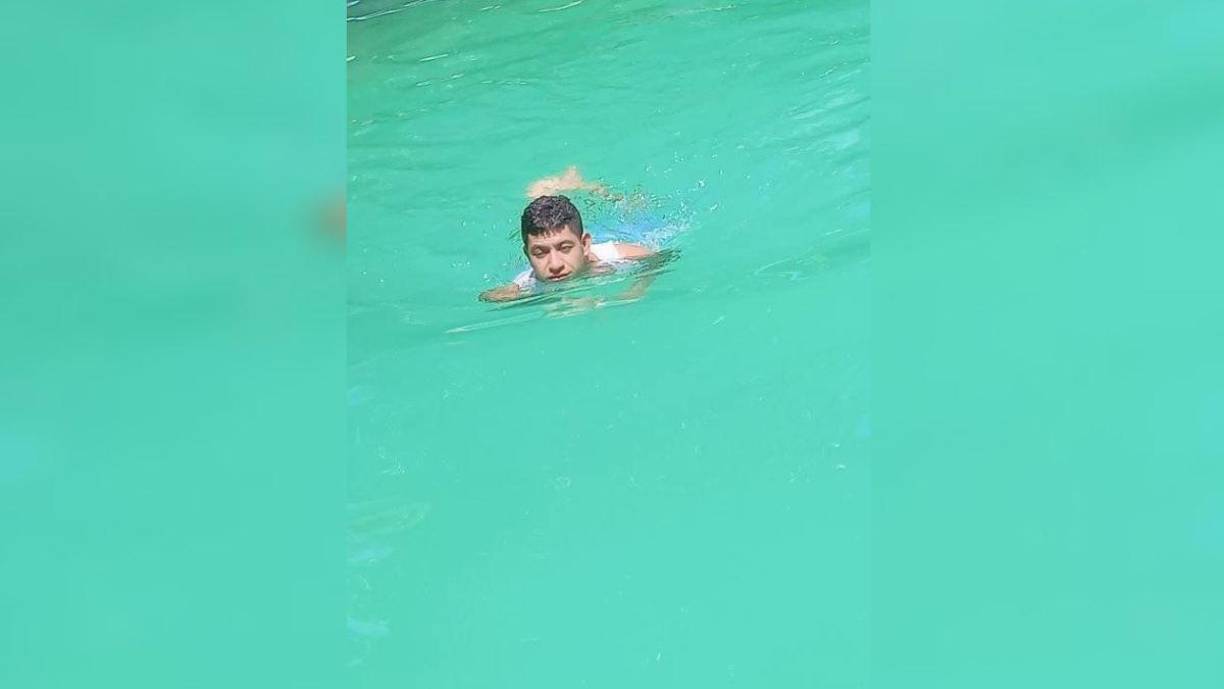 “A quienes conocimos a Melvin se nos viene el recuerdo de su alegría, sus bromas, ese don de servir. Era el sostén de su madre y dos sobrinas, ambas gemelas, que Dios tome en cuenta cada sacrificio de amor por tu familia”, escribió un usuario de Facebook lamentando la tragedia.