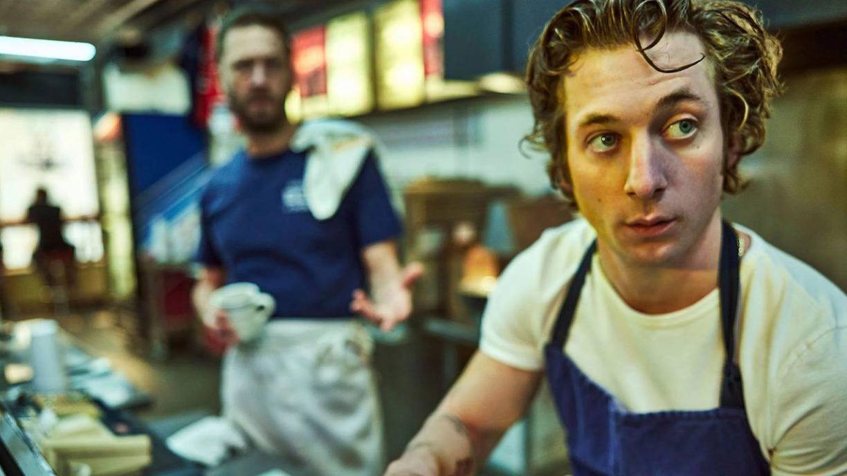 <b>“THE BEAR” (Disn</b>ey +)La tercera temporada se estrenará el próximo 27 de junio y se verá a Carmen ‘Carmy’ Berzatto, el personaje al que da vida Jeremy Allen White, vuelve a su restaurante con ganas de más y está muy decidido en avanzar en el mundo culinario. Sin embargo, las cosas no serán tan fáciles y tendremos nuestra dosis de estrés junto Jeremy, Ayo Edebiri y Ebon Moss-Bachrach, entre otros actores del elenco.