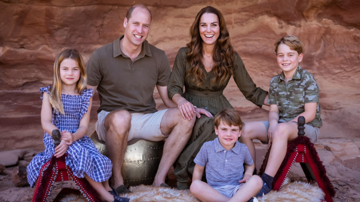 Tanto Kate como su esposo, William, que cumplirá 40 años en junio, han ganado visibilidad desde que empezó la crisis sanitaria, realizando videoconferencias con trabajadores sanitarios o contando su vida confinada junto a sus hijos George, Charlotte y Louis --en una gran casa de campo-- y los avatares de la educación en casa.