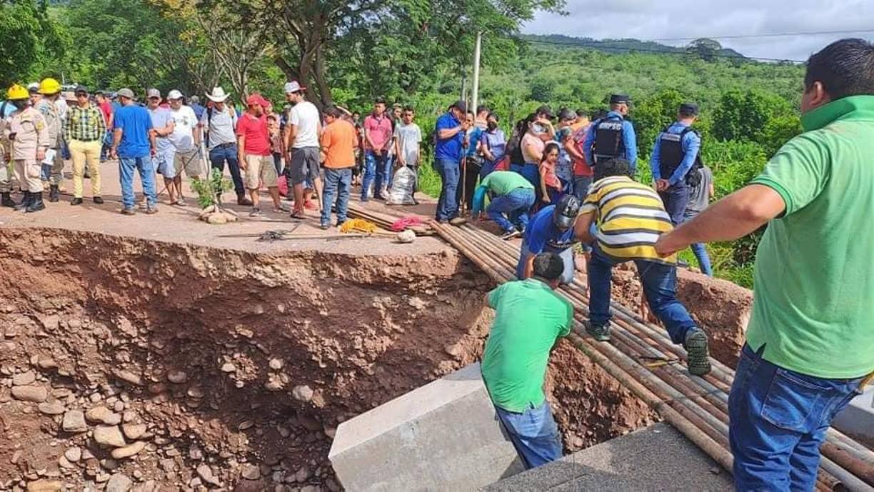Un socavón en una de las bases del puente, instalado tras la destrucción del puente principal en 2022 como consecuencia de las tormentas Eta y Iota, produjo la incomunicación. 