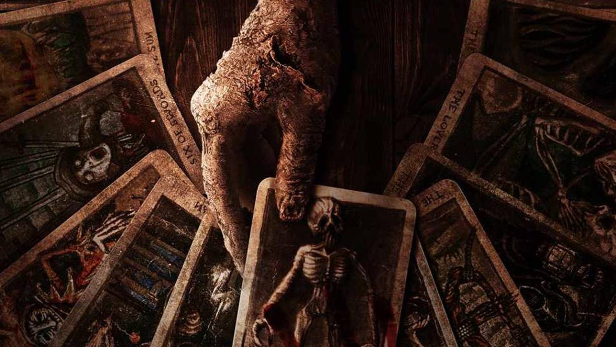 Tarot - Cuando un grupo de amigos infringe de manera imprudente la regla sagrada de la lectura de las cartas del Tarot -nunca se debe utilizar la baraja de otra persona-, desatan sin saberlo un mal indecible atrapado en las cartas malditas. Uno a uno, se enfrentan cara a cara al destino y acaban en una carrera contra la muerte para escapar del futuro que las cartas predicen. Su lanzamiento en la gran pantalla es el 16 de mayo. 