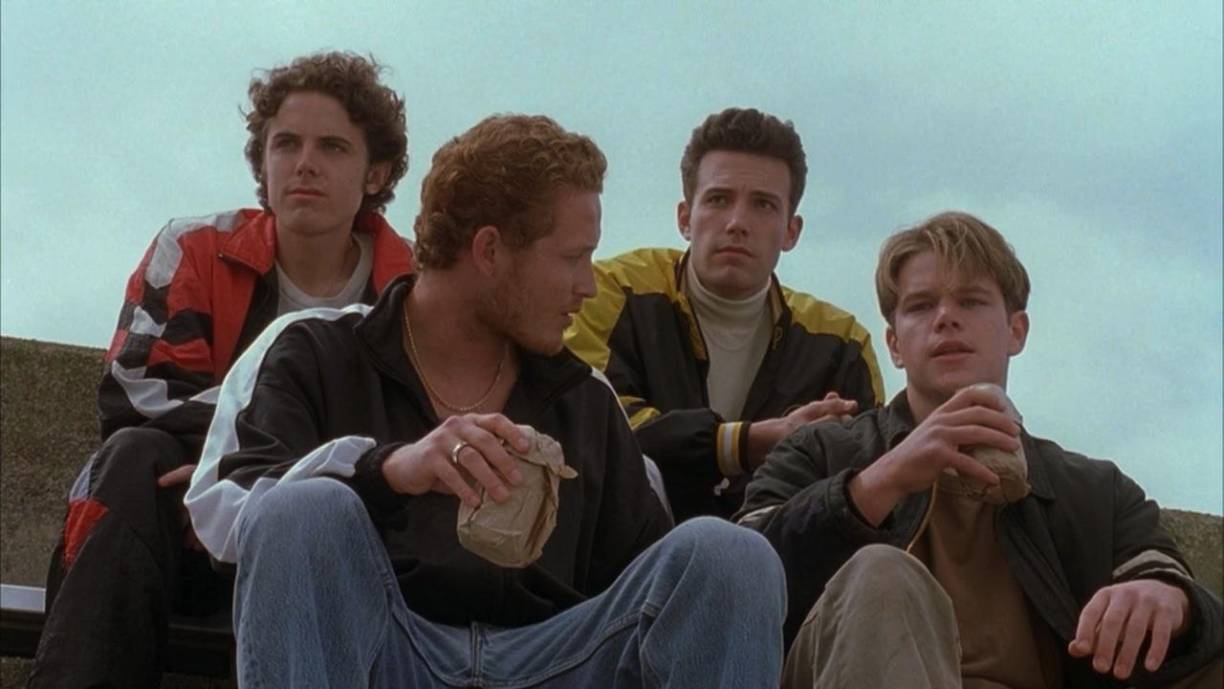 <b>“GOOD WILL HUNTING” </b>Esta fue la película por la que Affleck y Damon se llevaron su primer Óscar en 1998. Fue la gran oportunidad de Affleck y Damon. Ambientado en su ciudad natal, Damon interpretó a un genio autodidacta, Will Hunting, que trabaja como conserje en el MIT. Se conecta con el Dr. Sean Maguire, interpretado por Robin Williams, quien lo insta a buscar más para su vida. Affleck interpreta al amigo de Will, Chuckie Sullivan, quien quiere que su amigo busque más y siga adelante. Minnie Driver interpreta al interés amoroso de Will, Skylar, y el hermano de Affleck, Casey, también aparece en la película.