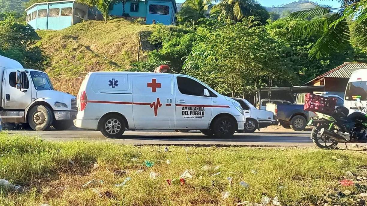 El padre murió en la escena del accidente, mientras que la madre y la pequeña fueron trasladadas con vida a un hospital cercano. 