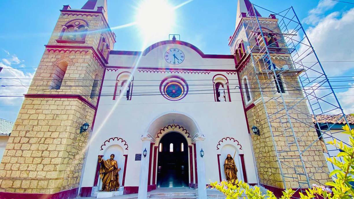  Los visitantes aprovechan para retratarse entre los coloridos murales que también cuentan historias vividas por los lugareños, como la pintura del avión de la aerolínea Sahsa cuya fotografía recuerda el suceso único vivido en Dulce Nombre.