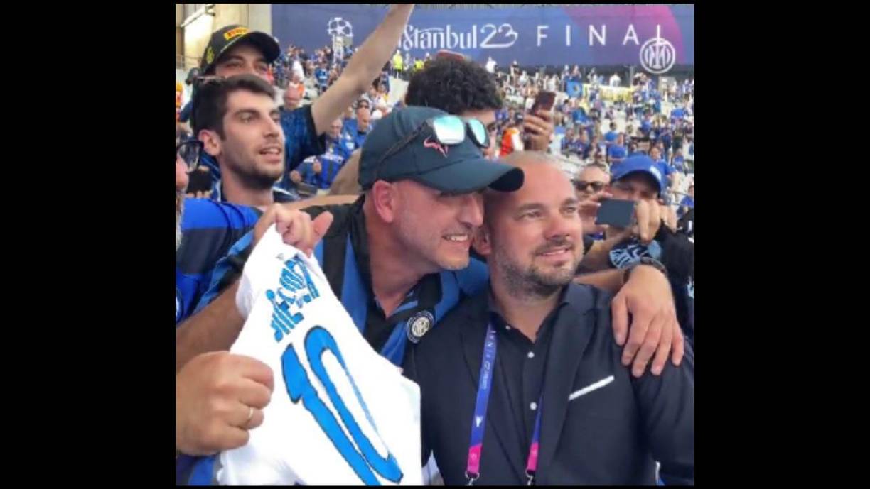 Wesley Sneijder, también está presente en el estadio y los aficionados italianos no perdieron la oportunidad de tomarse una foto con el holandés.