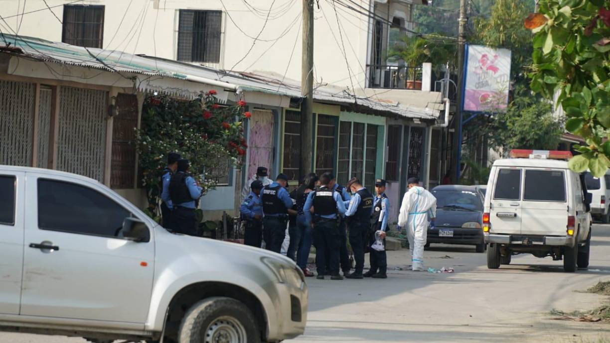 Tres de los asesinados ya fueron identificados por las autoridades policiales, que desde tempranas horas resguardan la escena del múltiple crimen. 