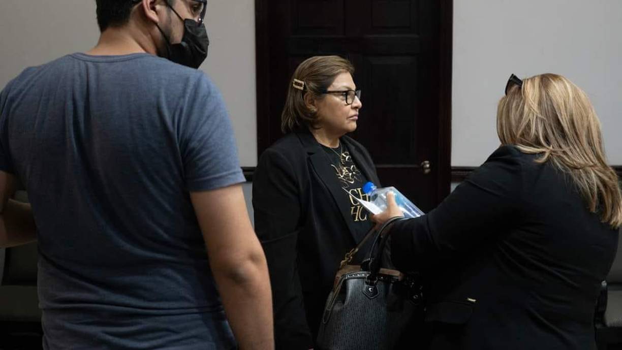 María Elena Argeñal, madre de Jonathan, también se le vio muy sentida por fallecimiento de su vástago. 