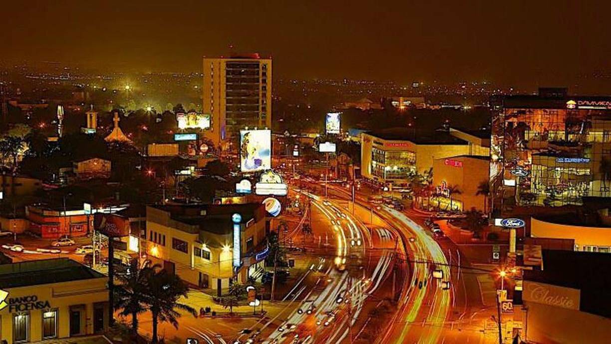La iluminación exterior se filtra en los hogares desde las farolas, la iluminación de seguridad de los edificios, las vallas publicitarias iluminadas y los rótulos de las tiendas. En <b>las zonas más rurales</b>, las antorchas de gas natural y las redes de transporte iluminan el cielo. De hecho, esas zonas <b>producen más del 50% de la luz nocturna medida por los satélites</b>, según un estudio sobre la contaminación lumínica publicado este año. 