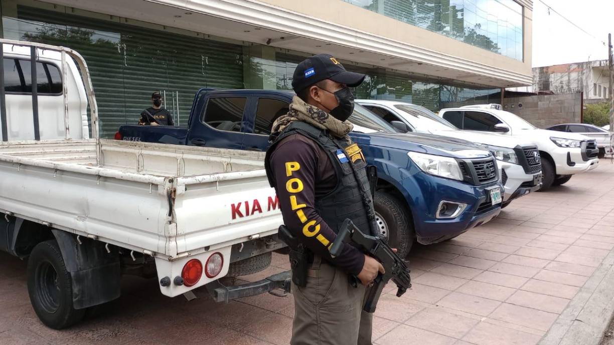 Es así que las autoridades identificaron al denunciado guatemalteco con el nombre de Mario Roberto Girón Maldonado, quien usaba identificación hondureña bajo el nombre de Óscar Ayala López, que en el Registro Nacional de las Personas se registra como un ciudadano difunto.