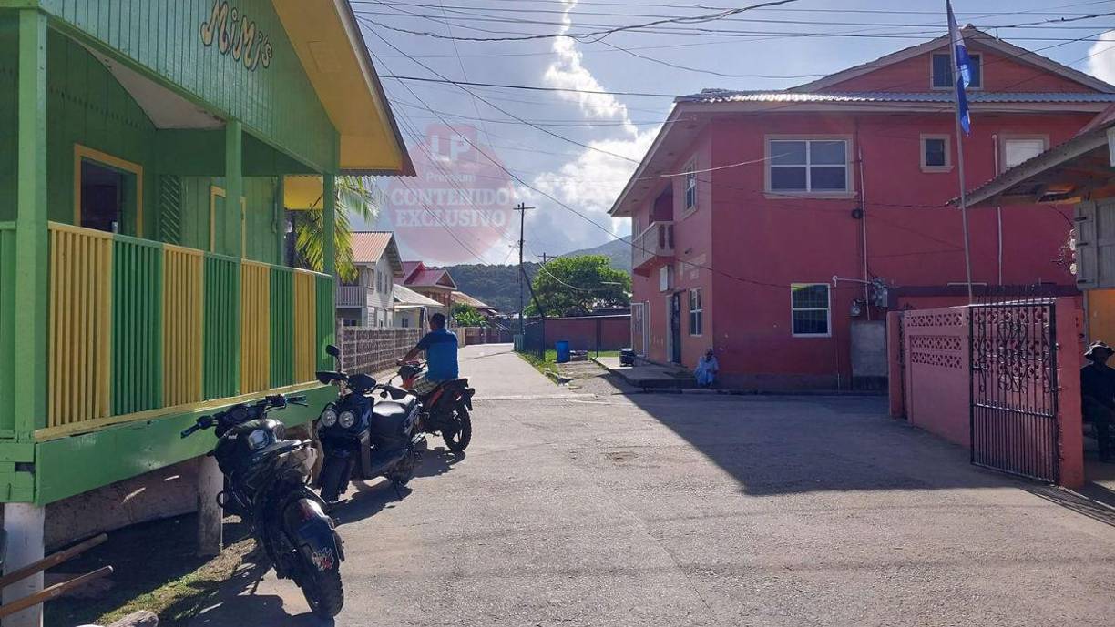 3) Mantente informado: Escucha las noticias, sigue las actualizaciones meteorológicas y atiende las recomendaciones de las autoridades locales. Mantén un teléfono cargado y con batería de respaldo para emergencias. 