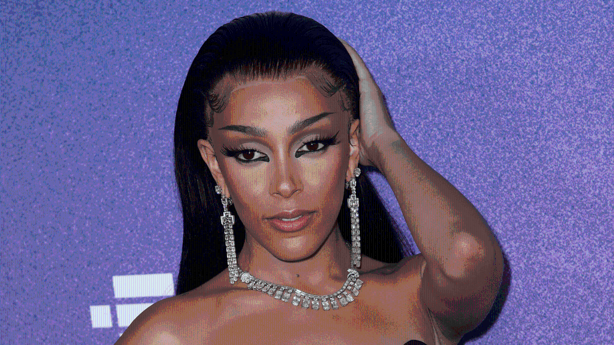 Doja Cat está nominada con su éxito “Woman”, la rapera lanzó su tercer álbum de estudio Planet Her en 2021. Tras el lanzamiento del álbum, ha entrado en varias listas musicales. La canción alcanzó el #7 en el Billboard Hot 100 de los Estados Unidos convirtiendo a “Planet Her” en el primer álbum por una rapera con tres sencillos en el top 10 de esa lista. 