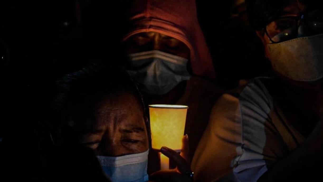 Los simpatizantes del exmandatario hondureño oran para que se haga justicia.