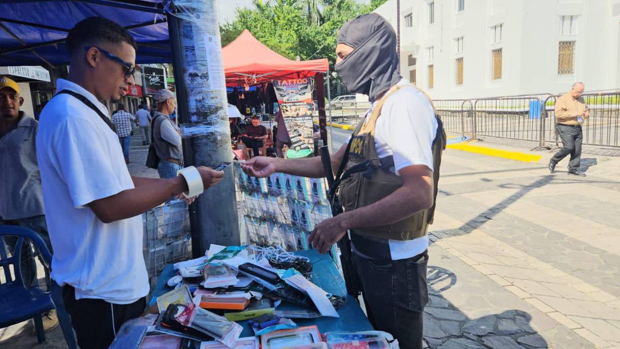 Los agentes sorprendieron a los vendedores con un recorrido a pie.