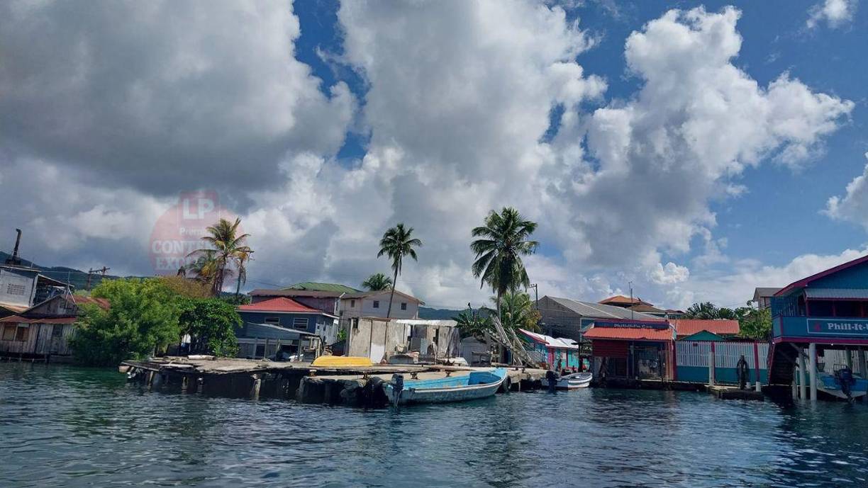 La segunda recomendación dice así: “Protege tu hogar: Refuerza puertas y ventanas, y asegura objetos al exterior que puedan volar con el viento. De ser posible, retírate a un lugar seguro si tu vivienda está en zona de riesgo”. 