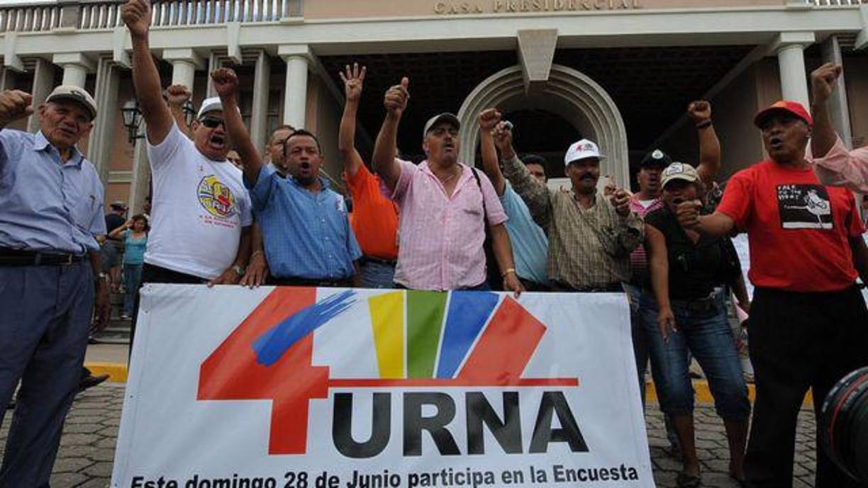 El expresidente “Mel” Zelaya impulsaba una cuarta urna, la cual la oposición, incluso mismos dirigentes del Partido Liberal al que pertenecía, se opusieron a las propuestas del exmandatario. 