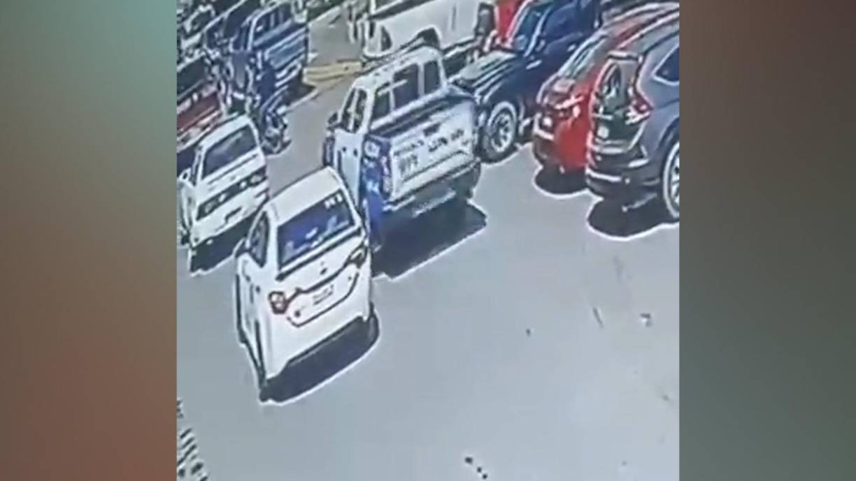 En el video, que ya está en poder del Ministerio Público, se ve cómo dos patrullas policiales llegan al lugar y al menos cinco agentes, entre ellos el oficial Cristian Nolasco, se aproximan -con fusil en mano- rápidamente a la iglesia.