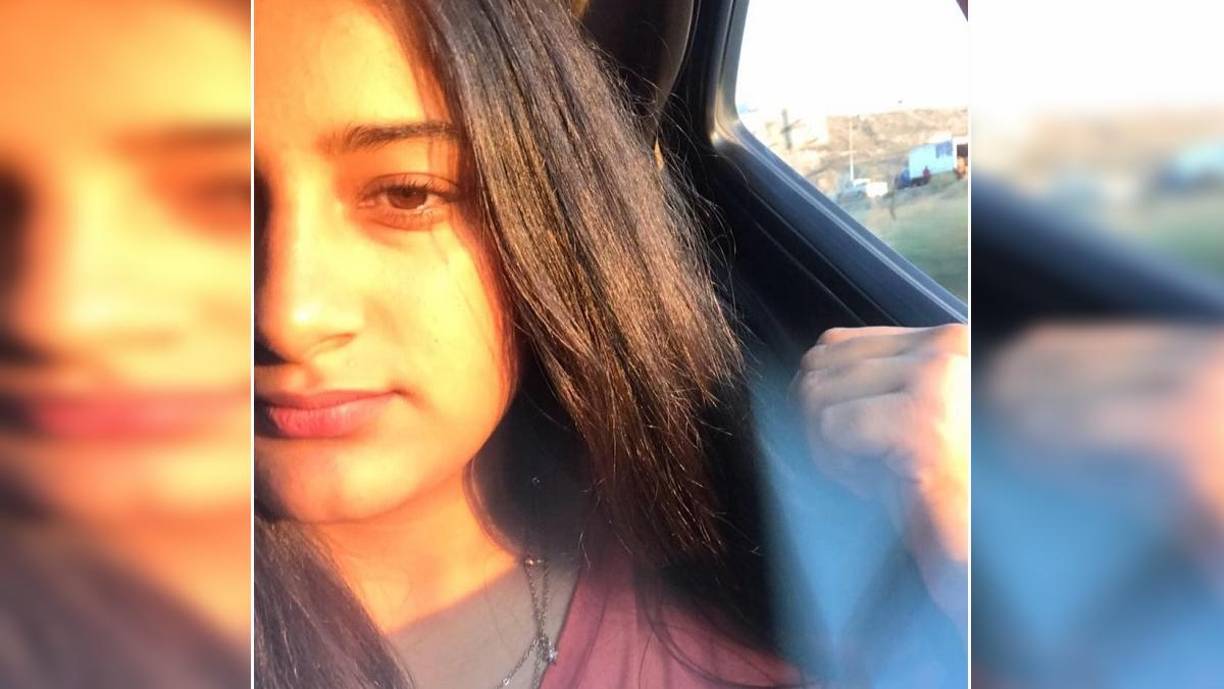 Joana Lizbeth conducía unAudi de color blanca y placas de Baja California, y en la ventana de la puerta delantera izquierda presentaba orificios producidos por las balas.