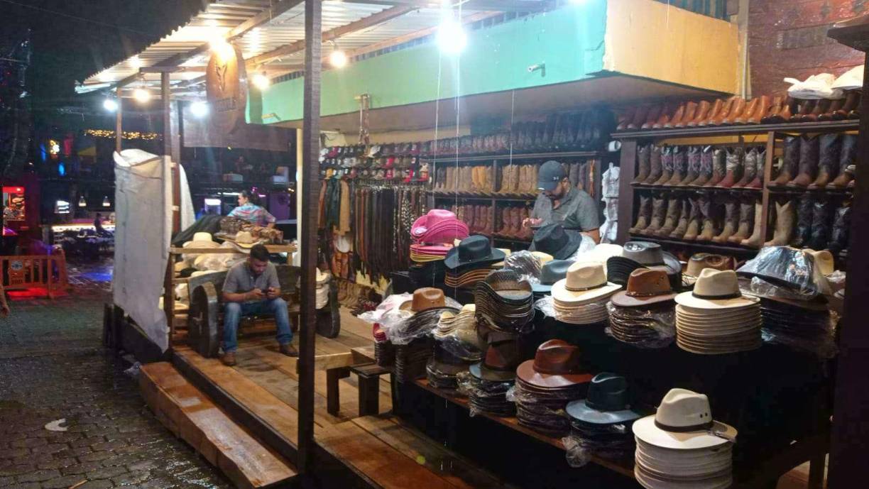 La entrada general es de 50 lempiras con conciertos nacionales todos los días y estacionamiento para más de 600 vehículos.