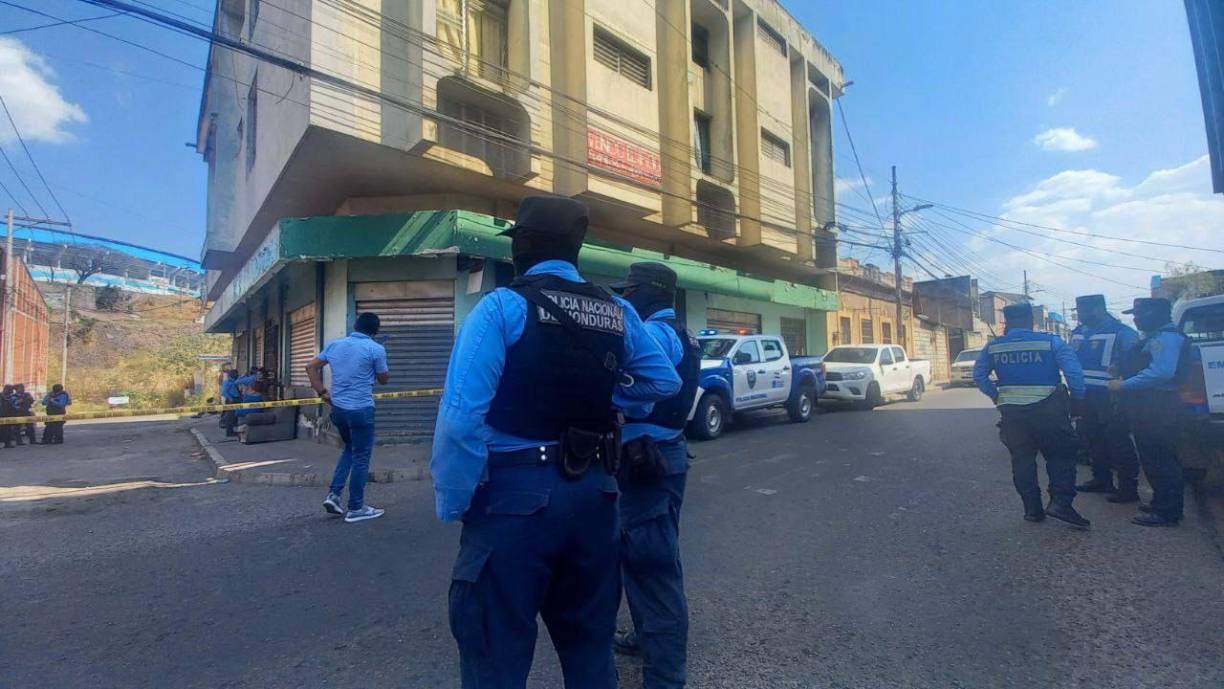 En cuestión de minutos, los pistoleros tirotearon a siete personas, muriendo seis de ellas en el acto y Kelvin Godoy falleció en el Hospital Escuela. 