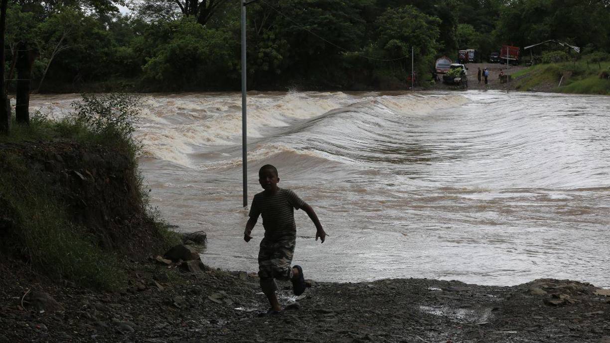 Los fenómenos El Niño y La Niña son parte de un ciclo de calentamiento y enfriamiento de las aguas tropicales del océano Pacífico, y que generan interacciones con relación a los fenómenos que ocurren en la atmósfera, y viceversa.