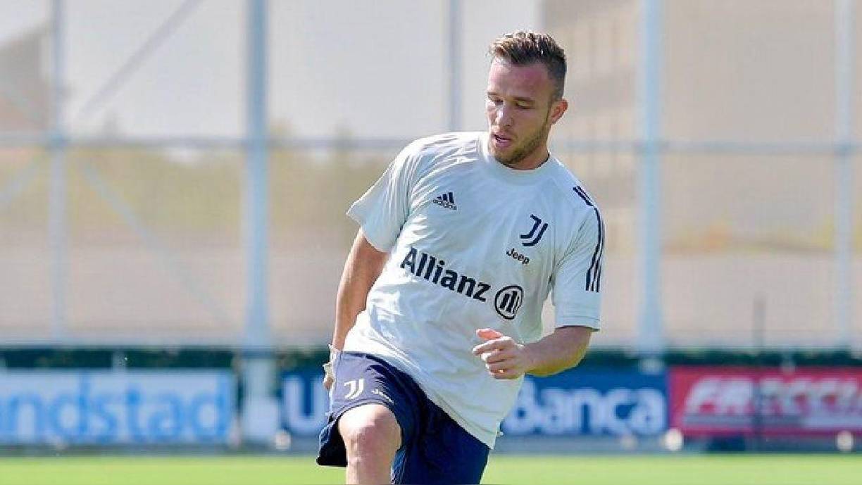 El centrocampista brasileño Arthur Melo no entra en los planes de la Juventus y podría regresar a la Liga de España. Se menciona que el Valencia lo pretende; anteriormente formó parte del Barcelona.