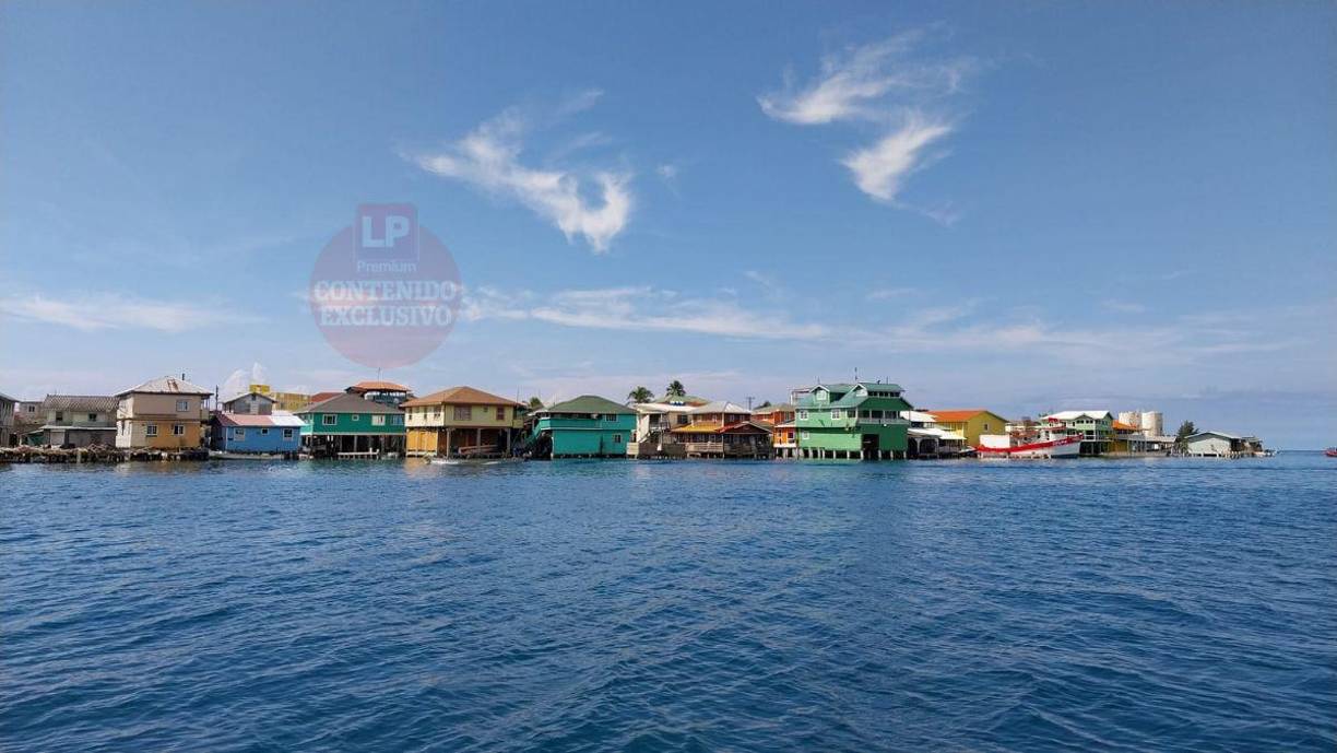 El aviso emitido esta mañana indica que “Se espera que mañana comiencen las lluvias, acompañadas de fuertes vientos e inundaciones en algunas zonas. Se recomienda tomar las siguientes precauciones: 1) 1. Prepárate: Abastecerse de agua potable, alimentos no perecederos, medicinas y suministros de emergencia. Tener a la mano linternas y baterías cargadas”. 