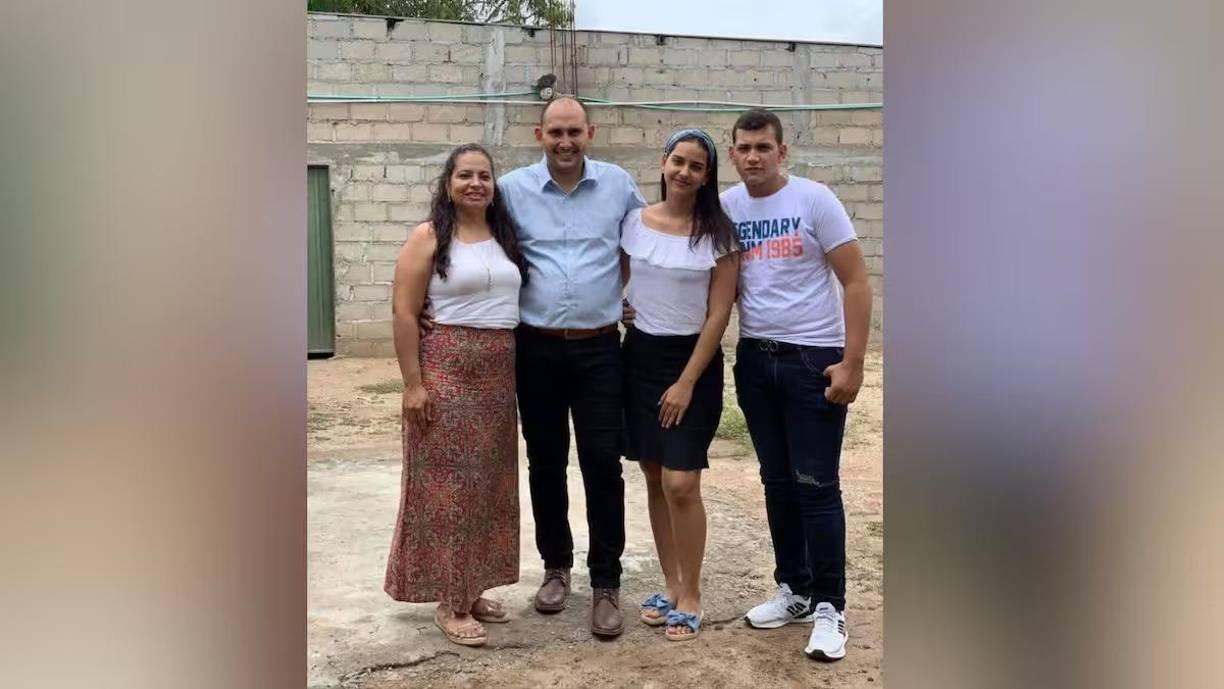 Según testigos, dos hombres, presuntamente miembros del Clan del Golfo, siguieron a la familia hasta un restaurante donde dispararon 20 veces, impactando en zonas vitales.