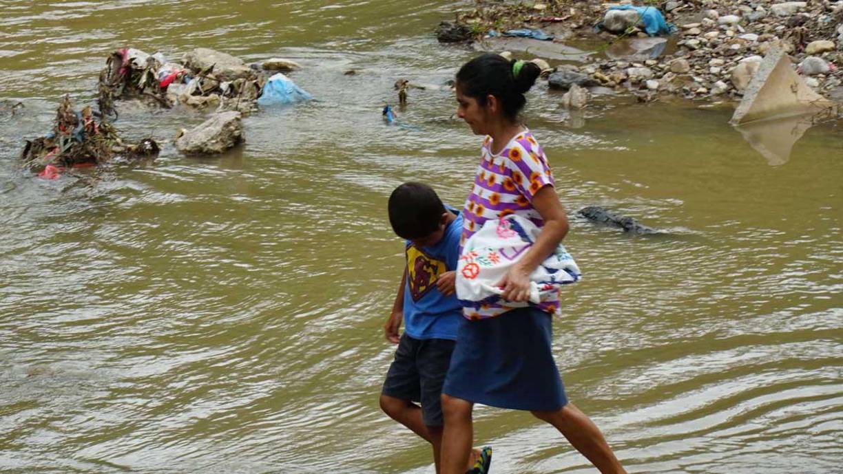 De la comunidad de La Coroza hacia La Gran Bretaña, los residentes tienen que cruzar caminando la quebrada.