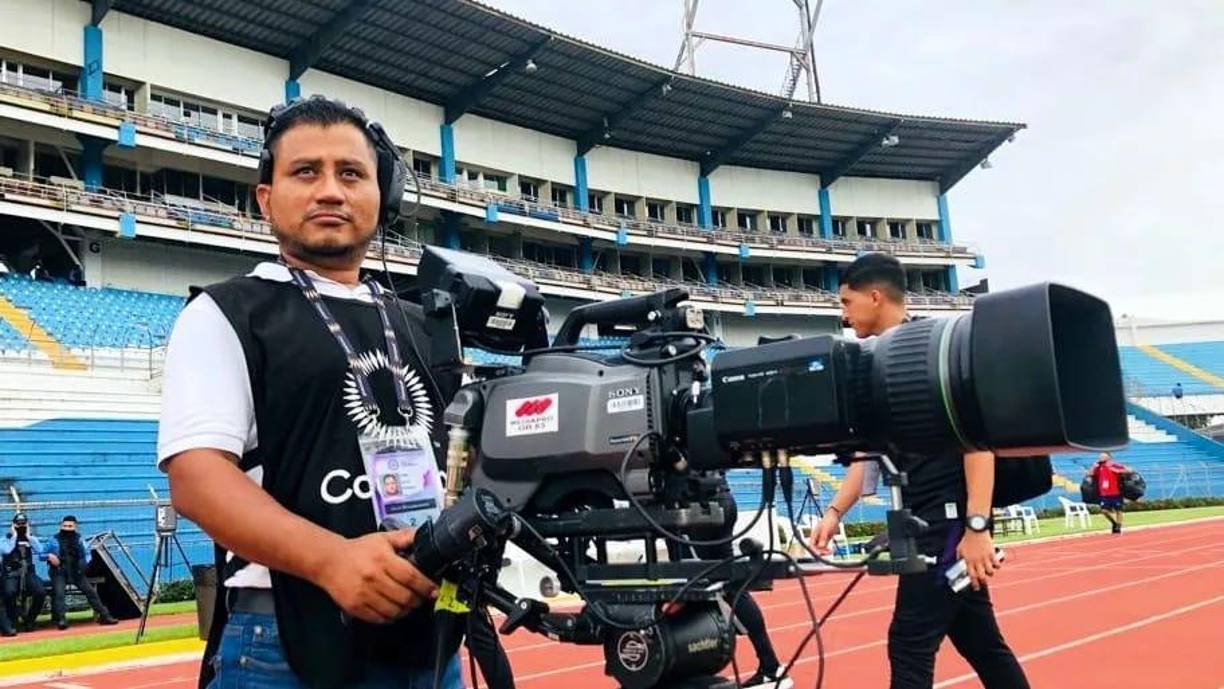 Keyvin Mejía en una transmisión deportiva en el estadio Olímpico.
