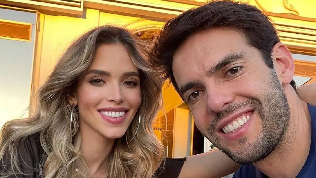 Nacida el 26 de mayo de 1987 en Sao Paulo, Brasil, Caroline Lyra Celico es una socialité, cantante y pastora evangélica brasileña que estuvo casada con Kaká del 2005 al 2015. La pareja procreó dos hijos, un niño y una niña. En 2020 se comprometió con Eduardo Scarpa Juliao y finalmente se casaron el 25 de septiembre de 2021 en Sao Paulo. En noviembre de 2023 Carol confirmó estar embarazada de un varón al que llamó Rafael.