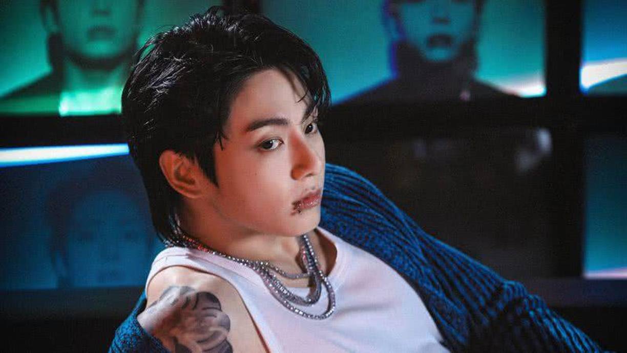 Jungkook comenzó la transmisión diciendo lo mucho que extrañaba a sus seguidores. “Echaba de menos mucho a ARMY, así que decidí conectarme durante mis vacaciones”, dijo el artista. 