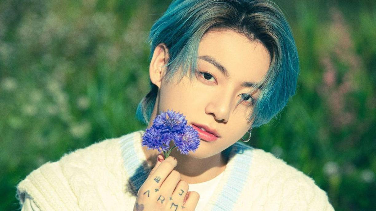 El cantante, quien se encuentra cumpliendo con su servicio militar obligatorio en Corea del Sur desde diciembre de 2023, volvió al ojo público para compartir detalles sobre su vida actual y conectarse con su comunidad de fanáticos conocida como ARMY.