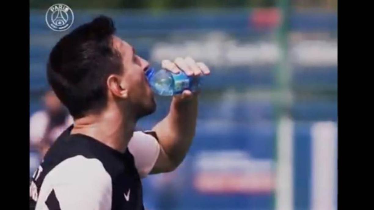 Además, otra de las exigencias son unas 200 botellas de agua de 33 ml, las pequeñas que son utilizadas por los jugadores en el momento de hidratarse en algún parate del juego o en la previa de los encuentros durante el calentamiento previo.