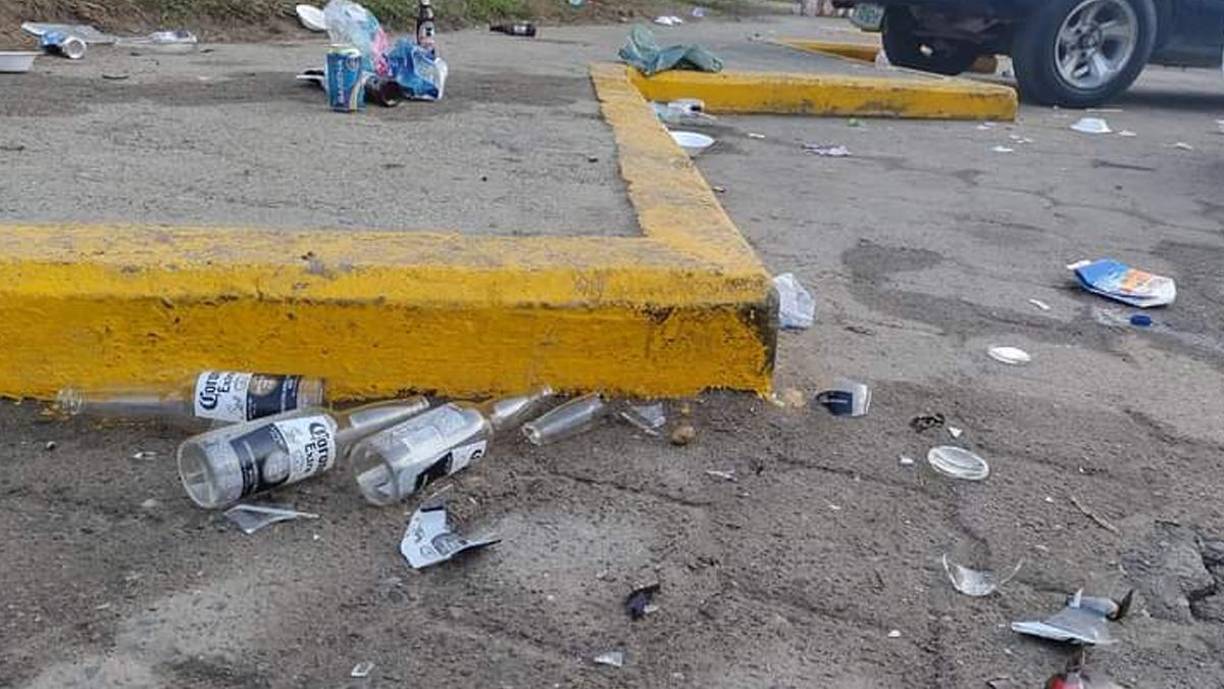 Fotos: Veraneantes dejan llenas de basura las playas de Puerto Cortés