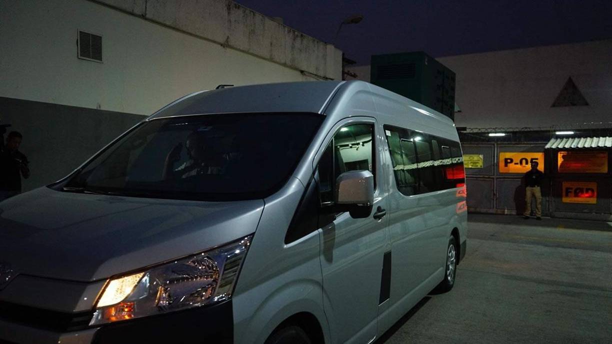 En este busito se transportó a dos jugadores de Tigres y al entrenador Marco Antonio Ruiz al estadio Olímpico para brindar declaraciones previo al partido.