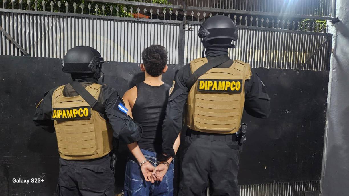 Y el cuarto arrestado es alias “el Memo”, miembro activo de la Pandilla 18 desde hace cuatro años. Según las autoridades es el encargado de movilizar armas, drogas y se encarga de recoger dinero producto de Extorsión.