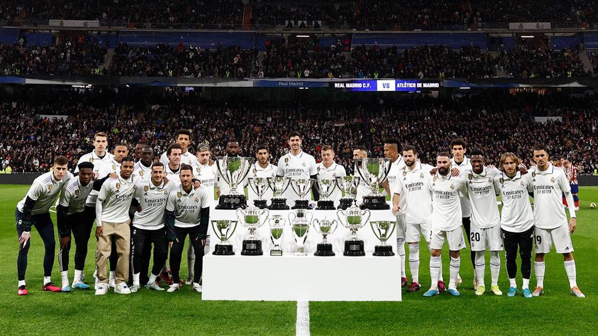 Real Madrid colocó en el campo los trofeos ganados por Amancio. Detrás de ellos posaron todos los jugadores del Real Madrid con camisetas del genial futbolista español. 