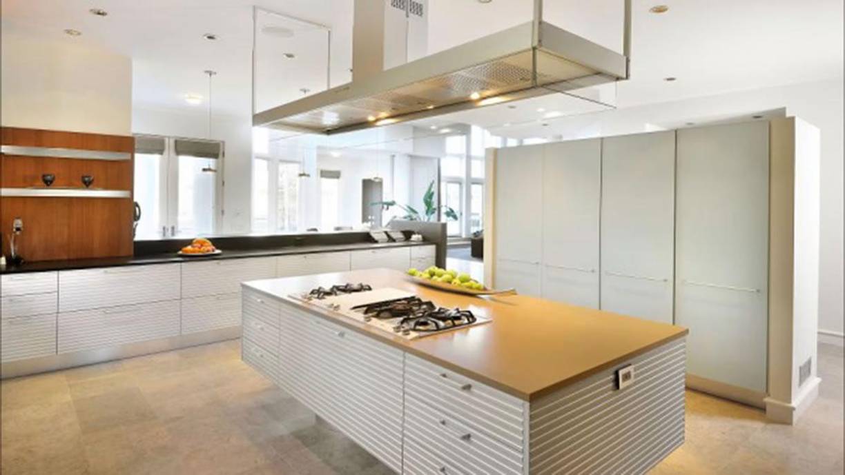 “Es muy complicado que los clientes necesiten una casa con canchas de básquet, golf y tenis, sala de fiestas, bar, casino y hasta una sala para fumar, por ejemplo. En la zona hay viviendas mucho más versátiles y funcionales para una familia”, explicaron en Marketwatch, una firma especializada en propiedades de lujo.