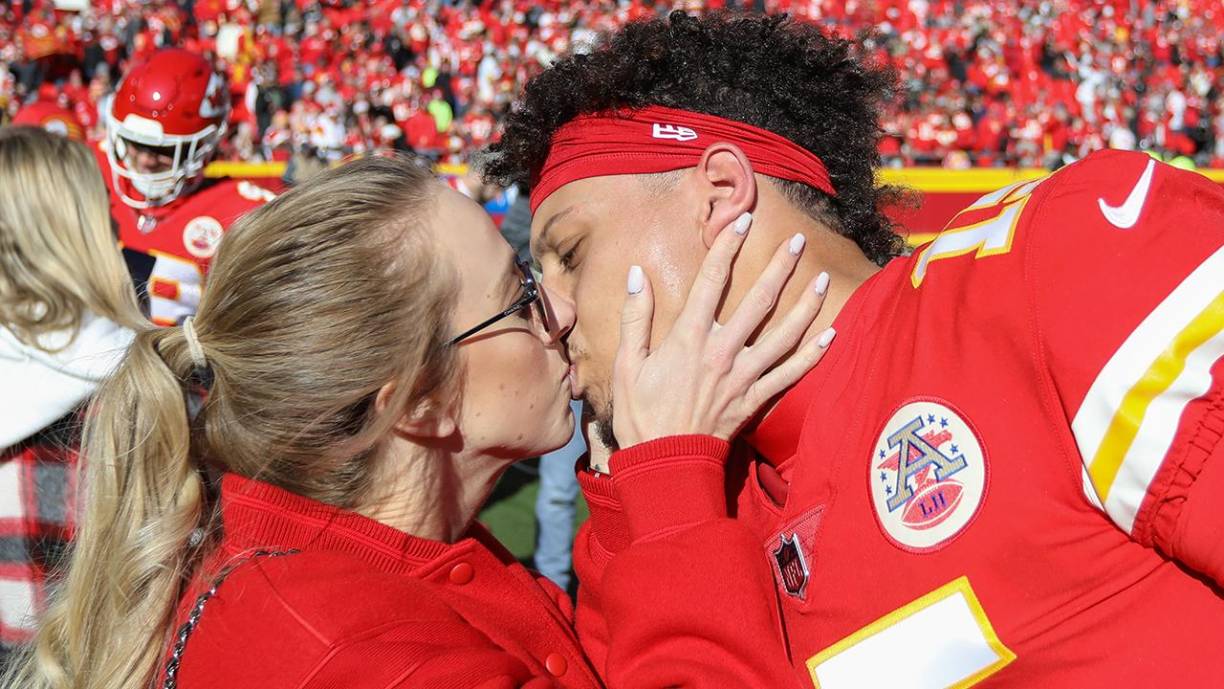 Un mes después de que su amor firmara con los Chiefs, Matthews consiguió su propio contrato con el equipo de fútbol profesional de Islandia. Mahomes estuvo a su lado en mayo de 2017 cuando firmó el contrato.