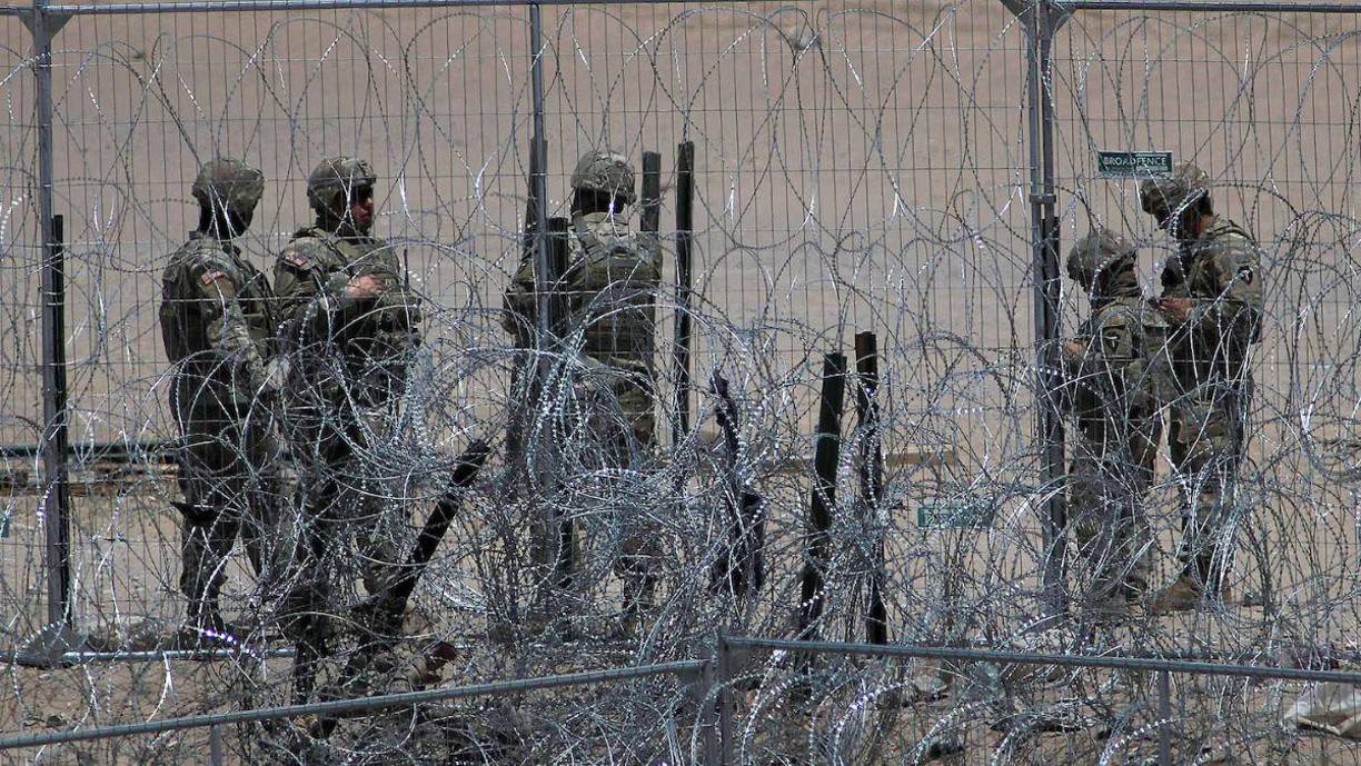 Un estudio de American Immigration Coalition señala que una implementación masiva de deportaciones podría provocar una caída del PIB anual entre el 4.2 % y el 6.8 %, lo que equivale a pérdidas de entre 1.1 y 1.7 billones de dólares anuales. Estas cifras superan el impacto de la Gran Recesión de 2007-2009, cuando el PIB se redujo un 4.3 %.