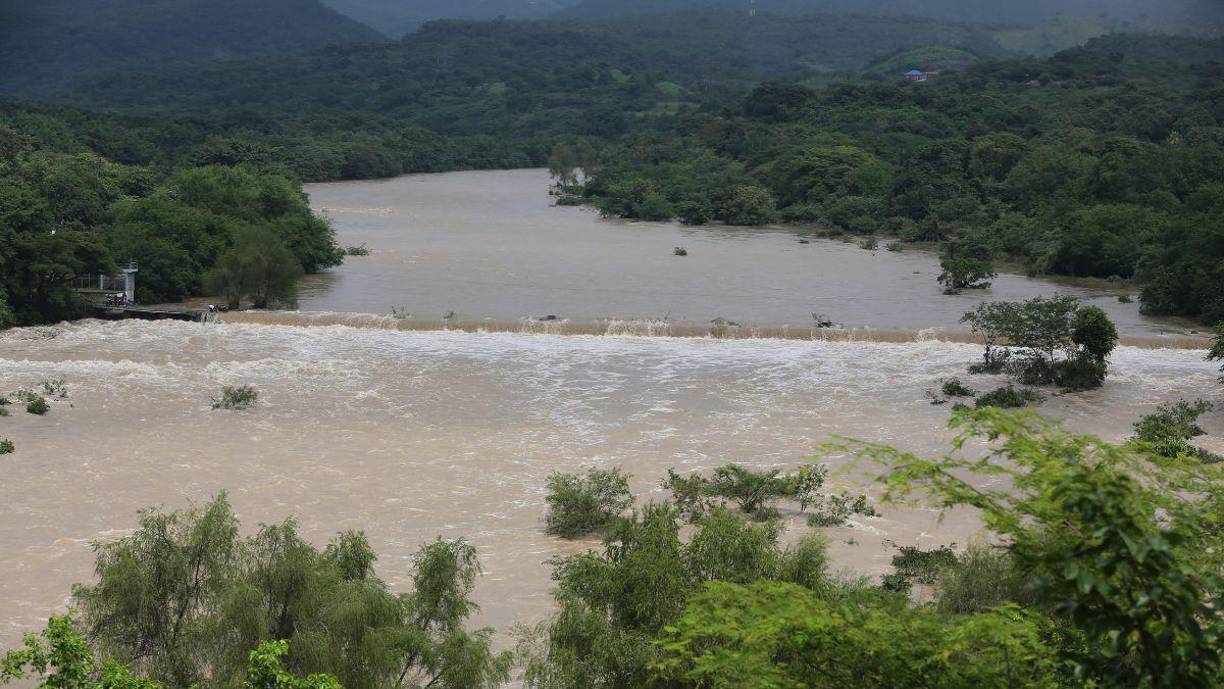 “Los modelos están simulando que el Golfo de México va a estar bastante caliente y seco. Es una señal que coincide con el pronóstico nuestro y el estudio que hemos hecho, que cuando hay Niña tenemos menos frentes fríos que llegan a la costa del Caribe y Honduras”, precisó el meteorólogo hondureño.