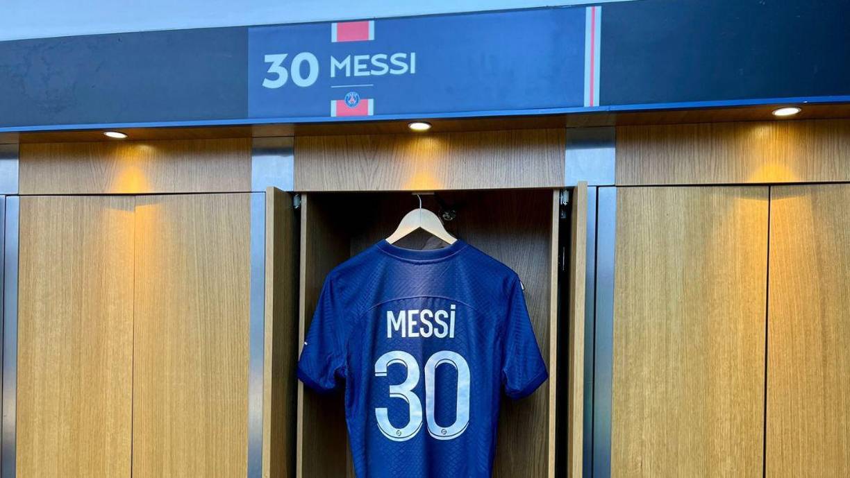 La 30 de Leo Messi se encontraba lista en el vestuario del PSG, el regreso del jugador era una de las grandes expectativas de la jornada.