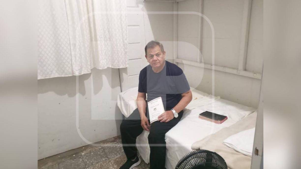 La periodista <b>Saraí Espinal</b>, del programa La Tarde, visitó en la Penitenciaría Nacional de Támara al <b>general en condición de retiro Romeo Vásquez Velásquez</b>. 