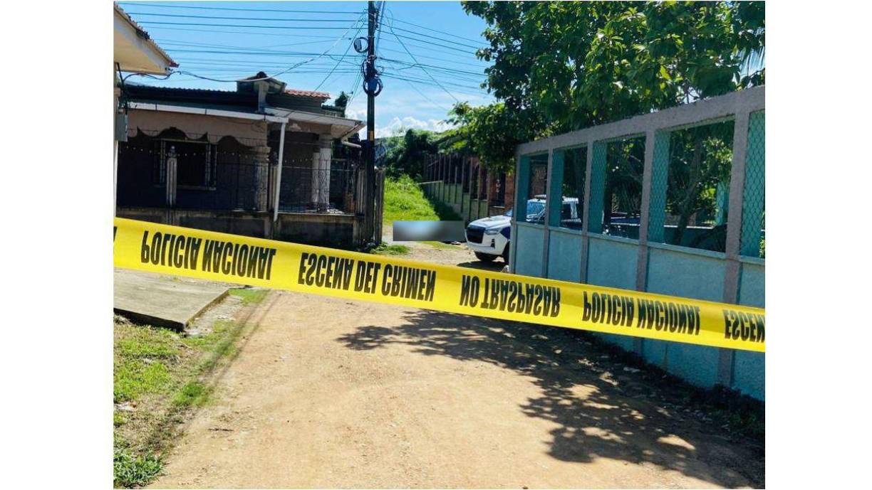 Al menos ocho sujetos, quienes usaban chalecos antibalas y pasamontañas, llegaron a la colonia e irrumpieron tres viviendas para sacar a los cinco hombres. La primera casa a la que ingresaron los asesinos era la de los hermanos Grande Mendoza.