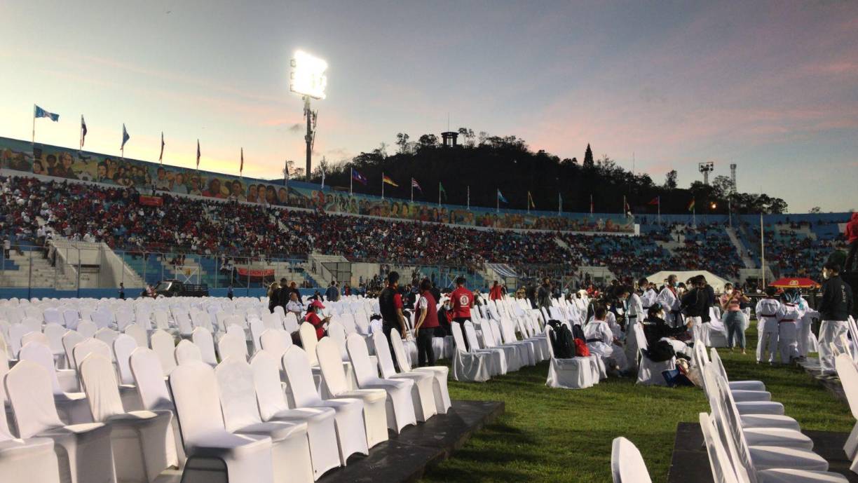 El escenario del recinto capitalino luce listo para el evento. La fachada del estadio fue remodelada en la víspera del evento. 