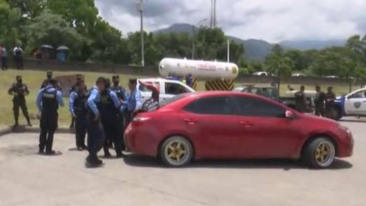 Los hombres iban a bordo de un Toyota Corolla rojo y una camioneta Honda negra, en las cuales transportaban varias armas de fuego, incluyendo una de grueso calibre. 