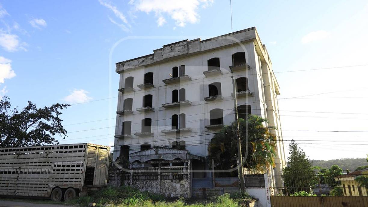 Muchos de los aldeanos lamentan que todas las propiedades e incluso las áreas que pueden ser usadas como de recreación, cada día se ven más destruidas.