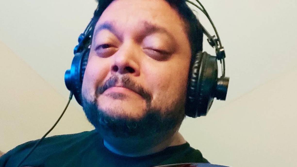 Su música la compartió a nivel centroamericano con la Orquesta de la Papaya, mientras que en su país acompañó durante varios años a los cantautores Guillermo Anderson, fallecido en agosto de 2016; Aurelio Martínez y Karla Lara, entre otros artistas.